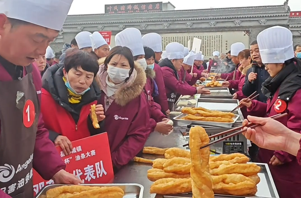 一口酥脆年味濃！鄧城油條大賽燃動新春