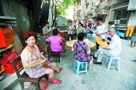 昨日，沙坪壩渝碚路，停電后市民來(lái)到院壩里乘涼。記者 張路橋 實(shí)習(xí)生 陳超 攝