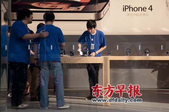 不少蘋果零售店柜臺人員說，現在iPhone 4很缺貨。早報記者 王炬亮 實習生 楊深來 圖